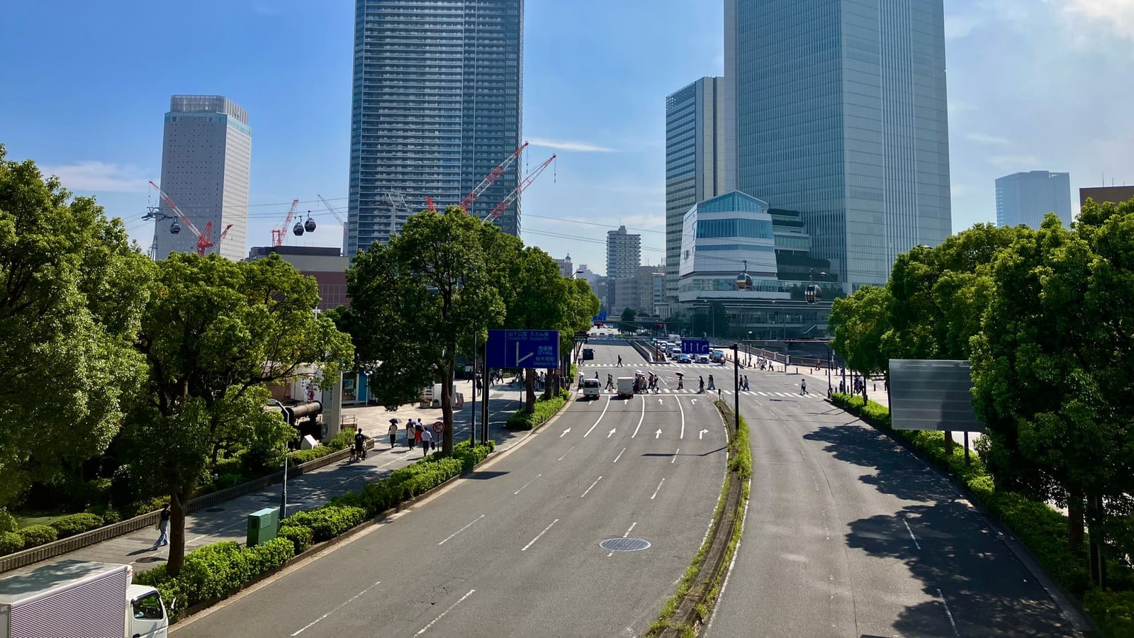 横浜市中区のモダンな街並みと建築物の風景